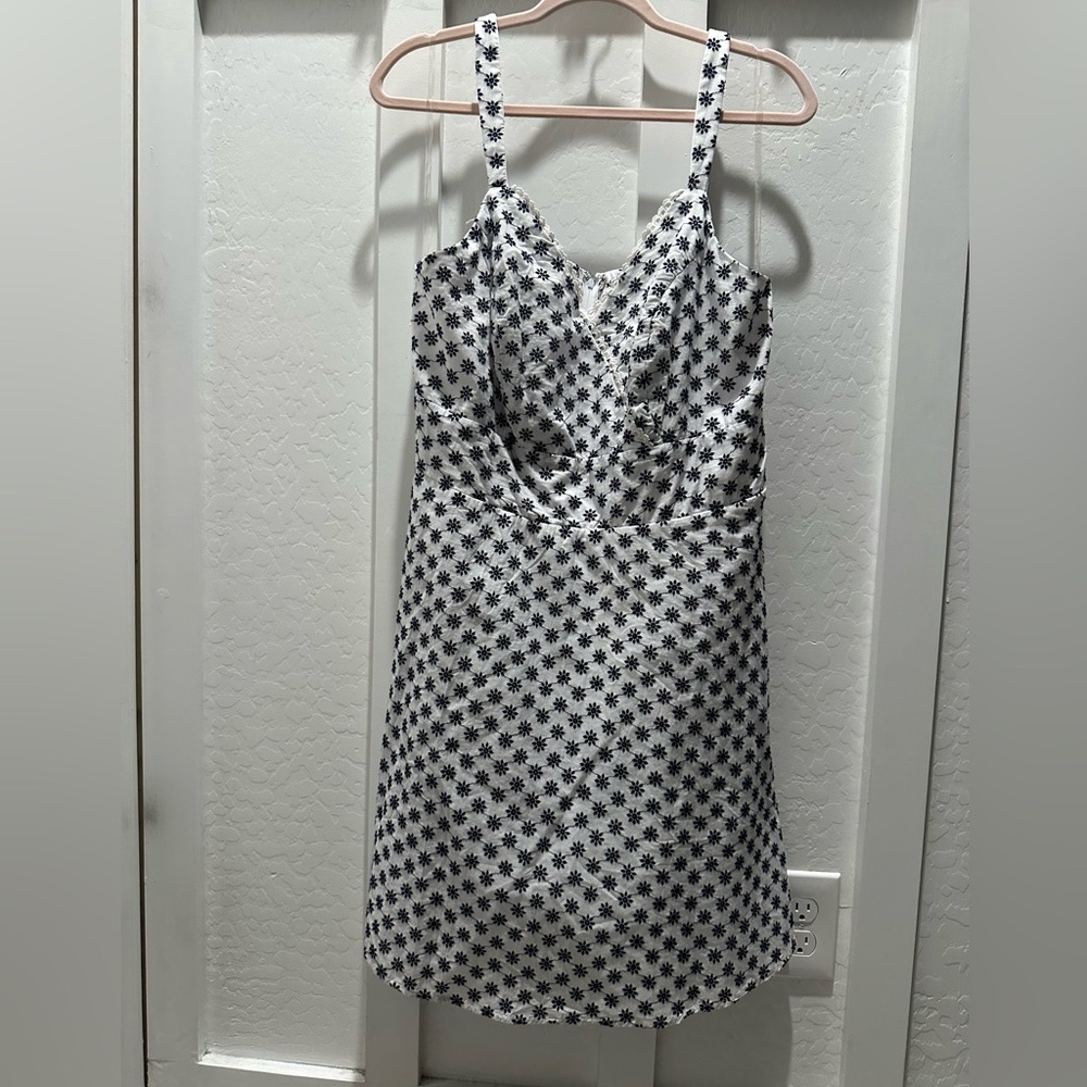 Trixxi‎ Black and White flower Pattern Mini Dress